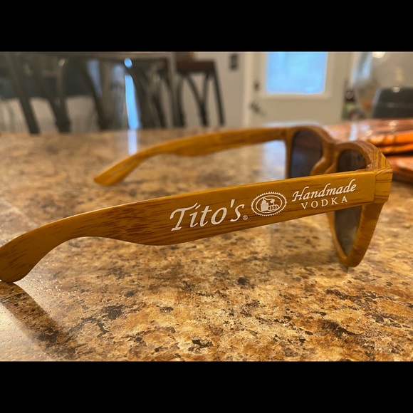 Lot of 6 Tito’s Bandanna’s & 1 pair sunglasses - Picture 3 of 4